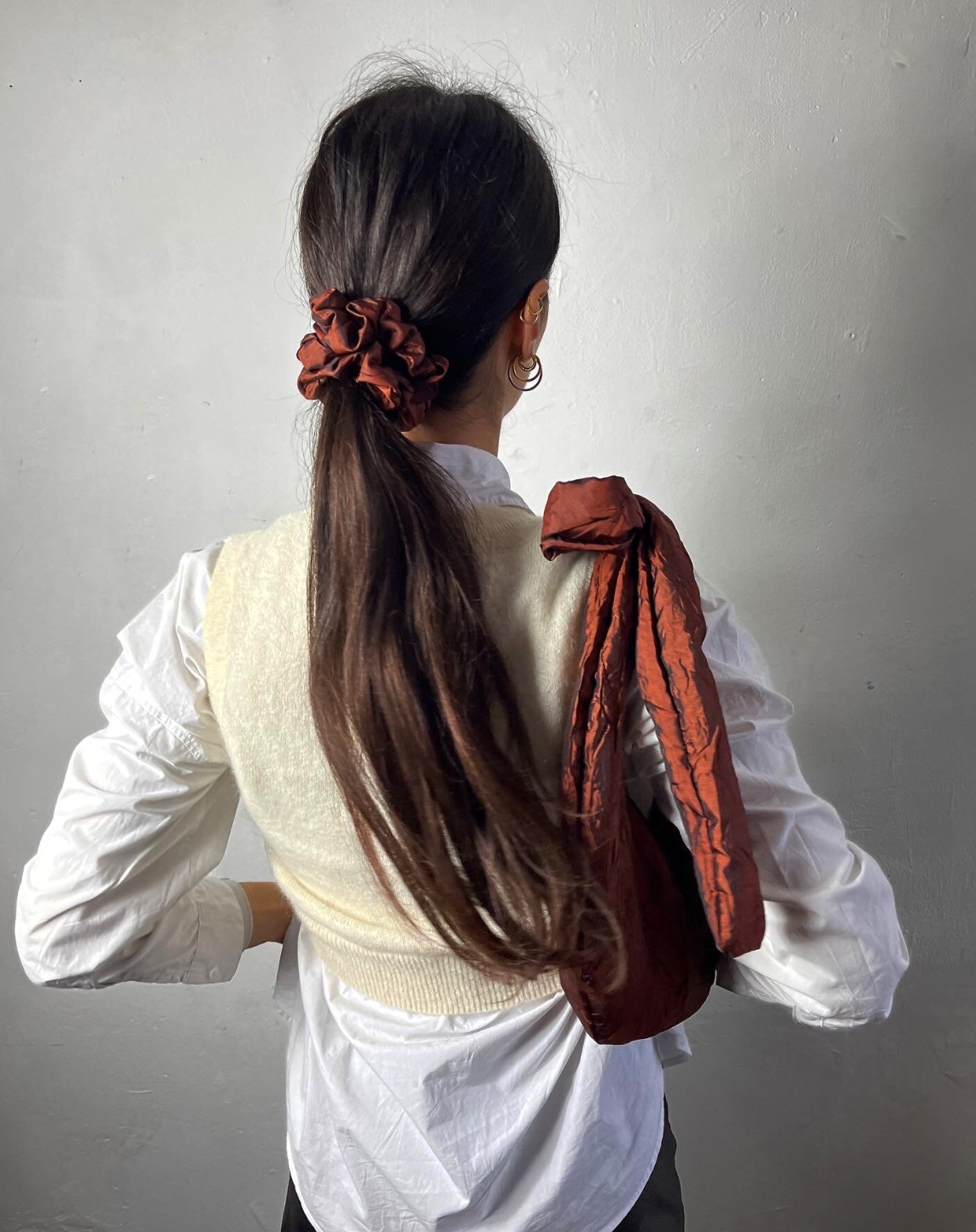 Cioccolato Sling Bag in brown Crinkle Taffeta